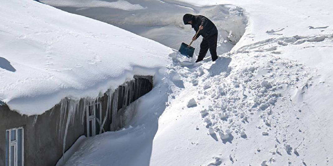 Zorlu kışın etkisi bitmiyor: ‘Kar koridoru’nu aşarak ulaşım sağlıyorlar! 2